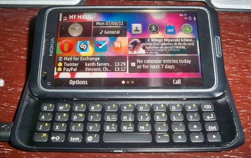Nokia E7 QWERTY keyboard